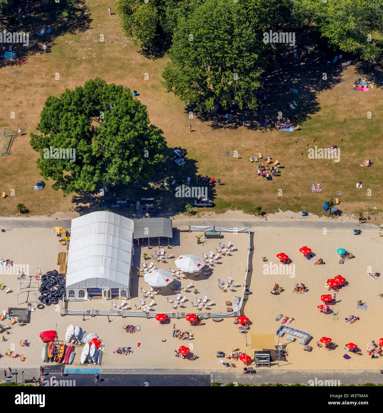 Luftaufnahme des Strandes an der Baldeneysee Seaside Beach Baldeney mit Außenpool in der Baldeneysee Sandstrand und Liegewiese in Essen. Stockfoto