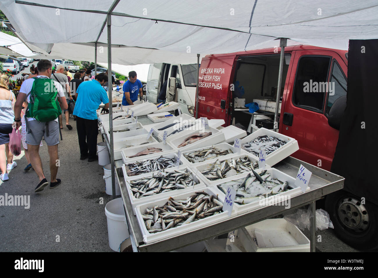 Neos Marmaras, Griechenland, 30. Mai 2019. Ein Markt im Freien mit verschiedenen Reiche Angebote sowie Fisch. Neos Marmaras, Sithonia auf der Halbinsel von H Stockfoto