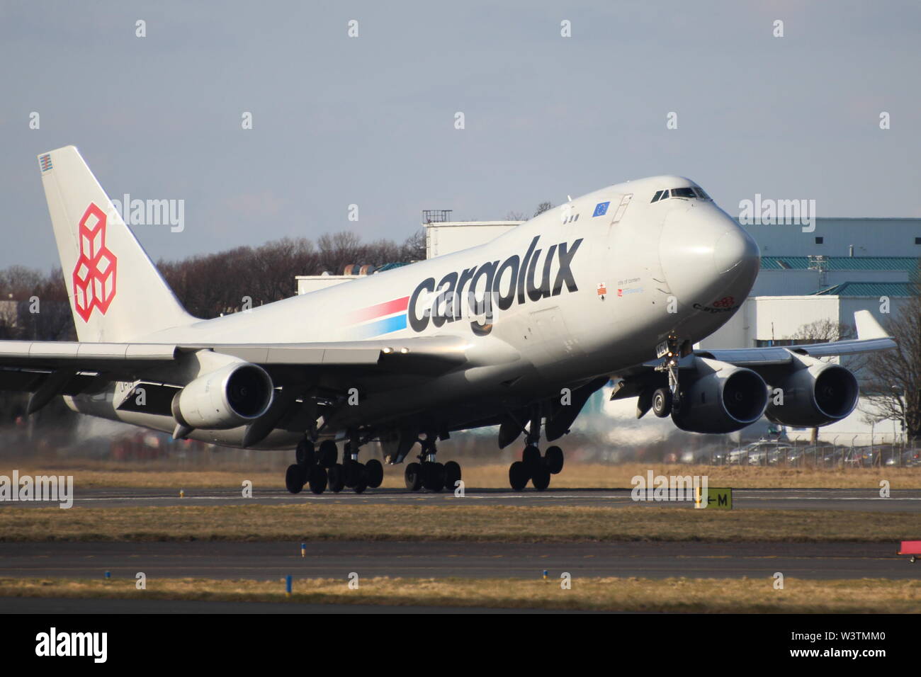 LX-YCV, einer Boeing 747-400 Frachtflugzeugen per Spedition Cargolux Airlines betrieben, vom Flughafen Prestwick, Ayrshire abfliegen. Stockfoto