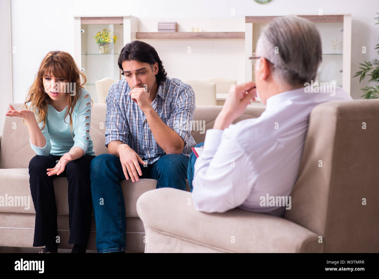 Theyoung paar Besuchen erfahrener Arzt Psychologe Stockfoto