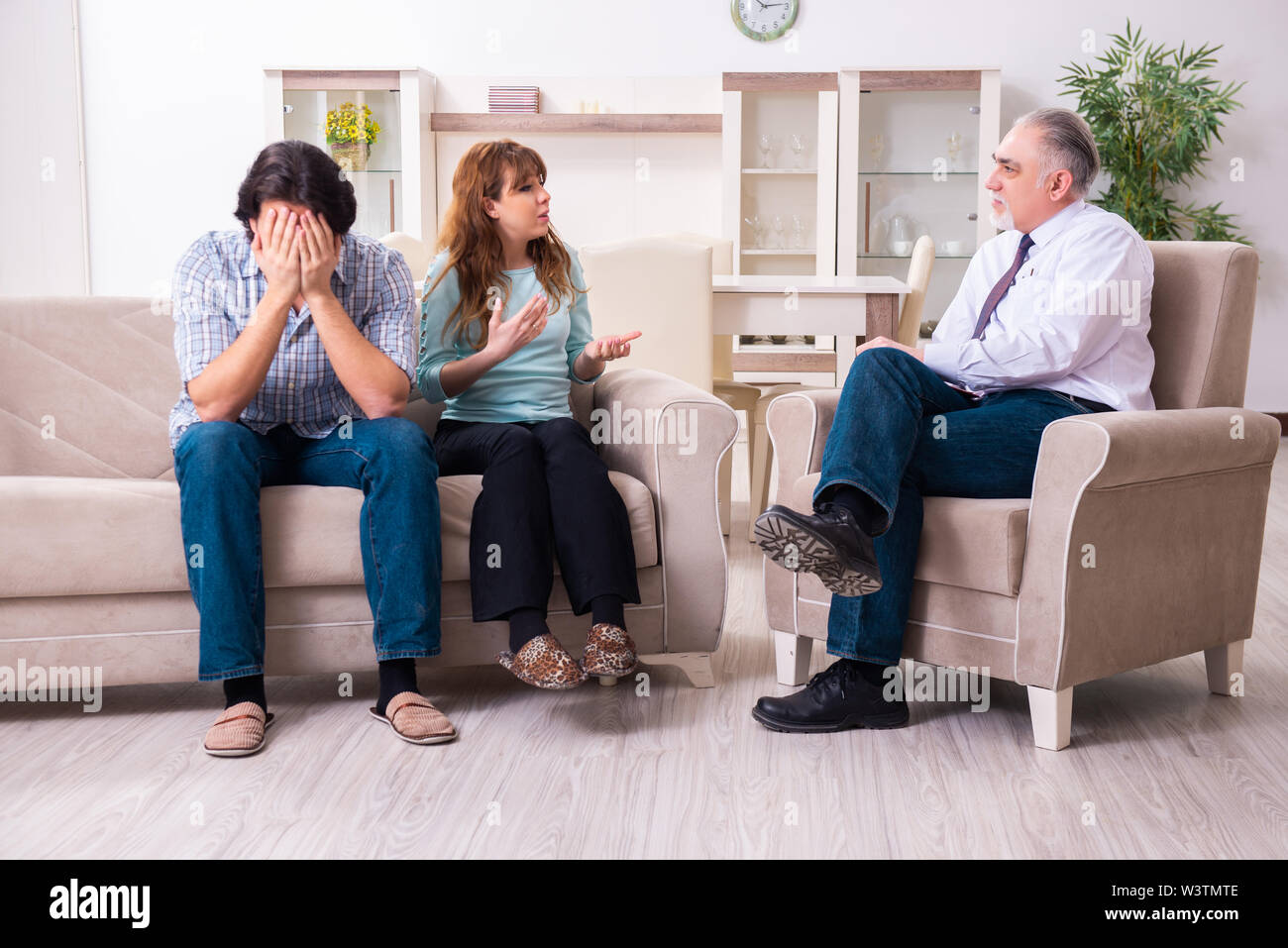 Theyoung paar Besuchen erfahrener Arzt Psychologe Stockfoto