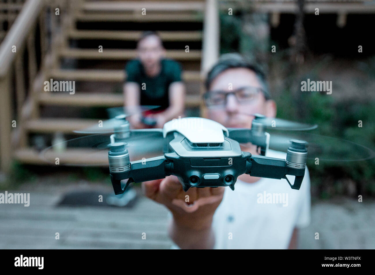 Vilnius, Litauen - 8. Juni 2019: Mann, DJI MAVIC LUFT - Drone mit Kamera, auf einem 3-Achs Gimbal montiert. Stockfoto