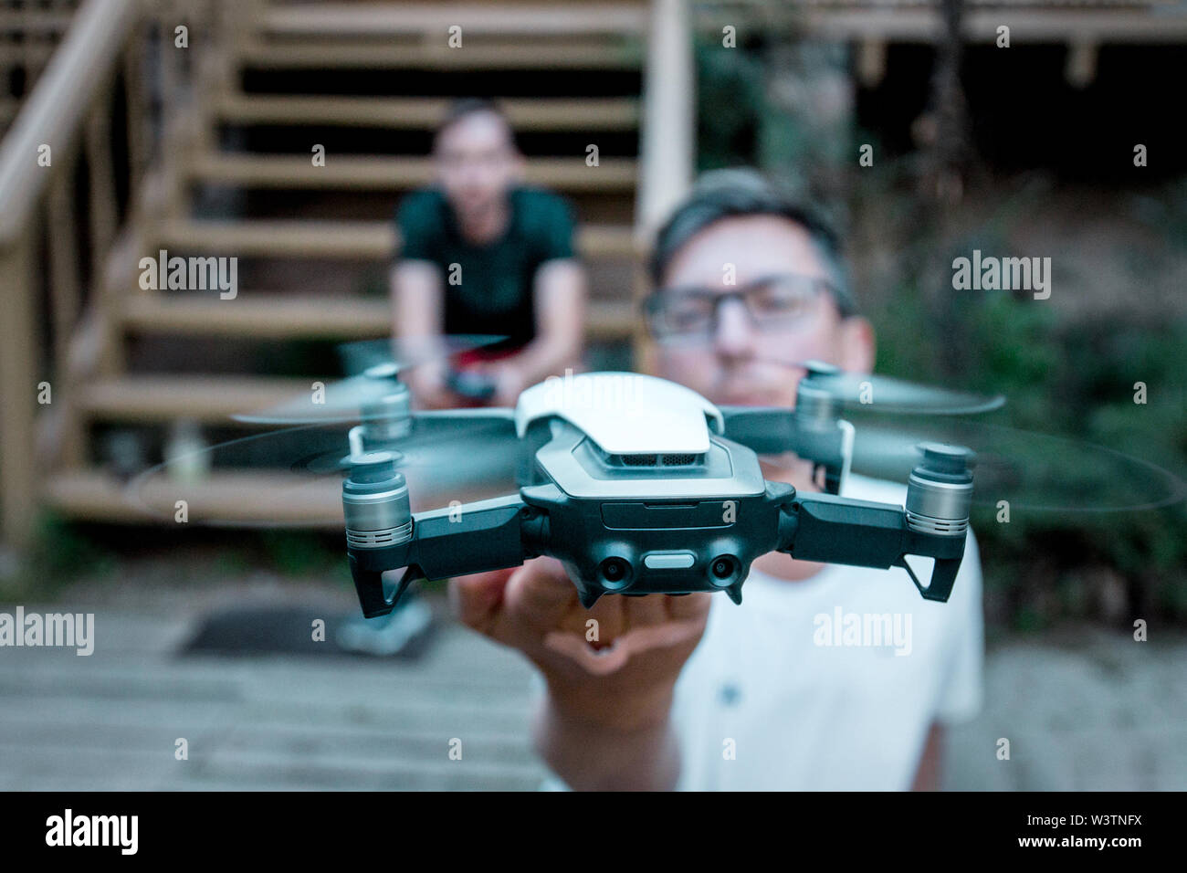 Vilnius, Litauen - 8. Juni 2019: Mann, DJI MAVIC LUFT - Drone mit Kamera, auf einem 3-Achs Gimbal montiert. Stockfoto Vilnius, Litauen - 8. Juni 2019: Mann, DJI MAVIC LUFT - Drone mit Kamera, auf einem 3-Achs Gimbal montiert. Stockfoto