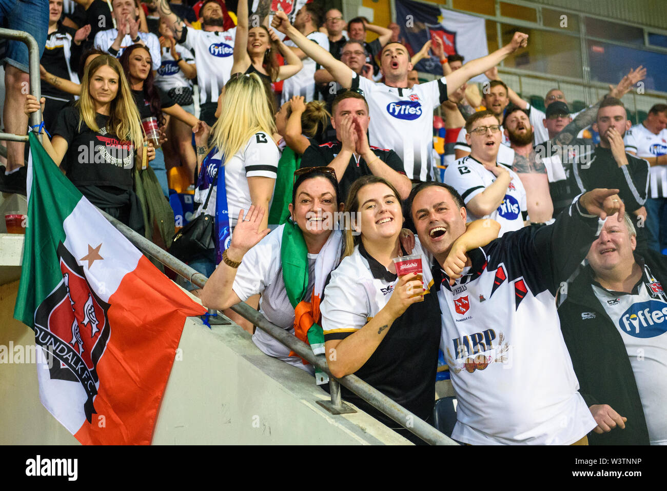 Riga, Lettland. 17. Juli 2019. DUNDALK FC Fans nach Ihrem Team bei  Sanktionen gewinnen, während der UEFA Champions League Runde 1 2 bein  Fußball-Spiel zwischen RIGA FC und DUNDALK FC. Skonto Stadion,