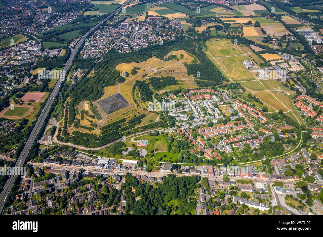 Luftbild von Rungenberg mit Siedlung Schüngelberg und Twin slagheap Rungenberghalde in Gelsenkirchen im Ruhrgebiet in Nordrhein-Westfalen. Stockfoto