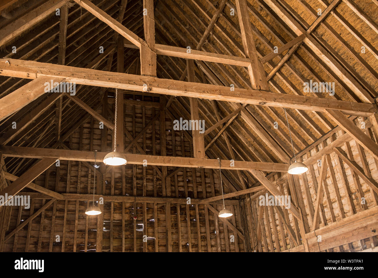 Innenansicht des alten hölzernen Dach Holz Struktur mit Holzbalken in der alten Scheune Stockfoto