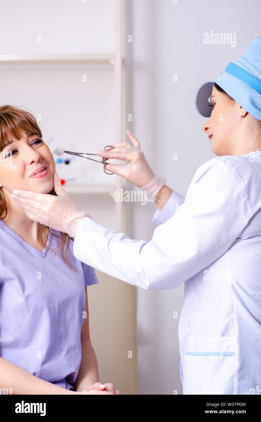 Theyoung Frau besuchen Ärztin otolaryngologist Stockfoto