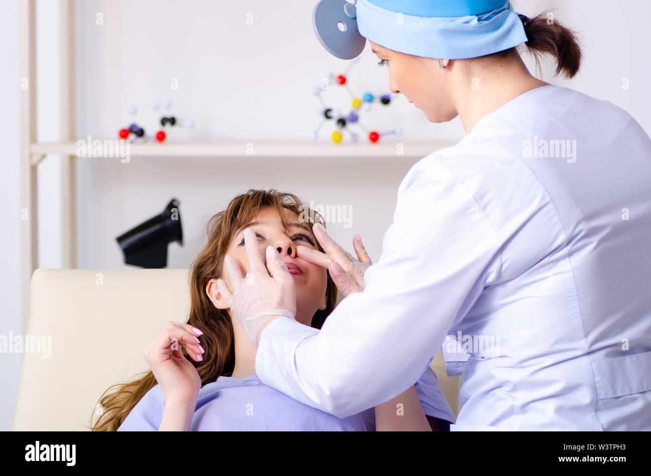 Theyoung Frau besuchen Ärztin otolaryngologist Stockfoto
