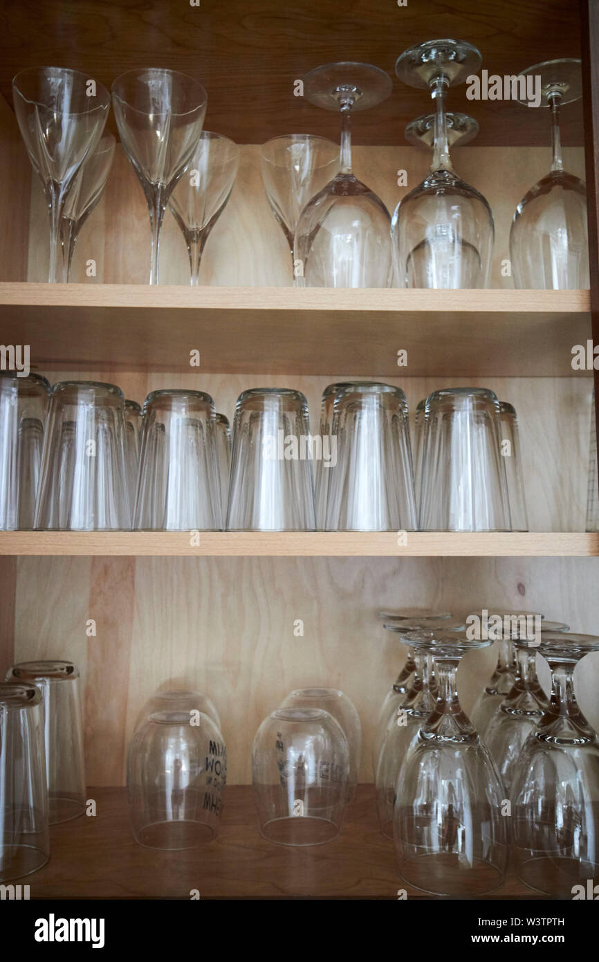 Schrank voll von Glaswaren in einer Ferienwohnung Ferienwohnung Küche in den USA Vereinigte Staaten von Amerika Stockfoto