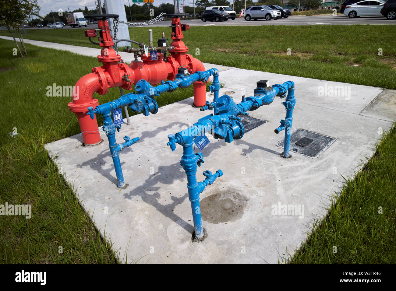 Rot und Blau Wasserleitungen Standrohre Polk County Utilities über Boden Zugang für Wasser Haupt- und Kundenbeziehungen Florida USA Vereinigte Staaten von Ame Stockfoto