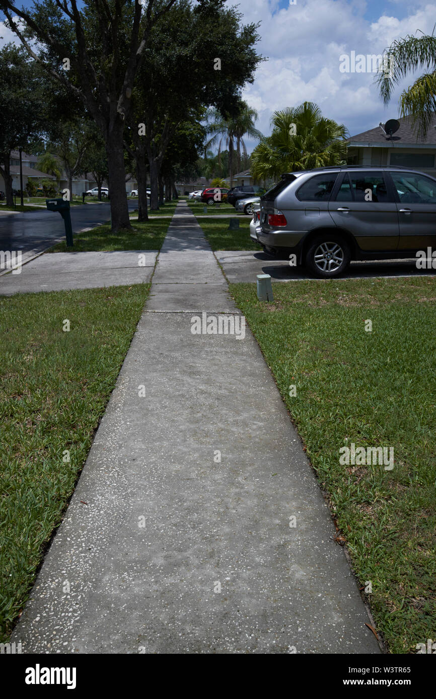 Sonne auf konkrete Fußweg Bürgersteig durch gated community in kissimmee Florida nach Mitte Nachmittag Regendusche USA Vereinigte Staaten von Amerika Stockfoto