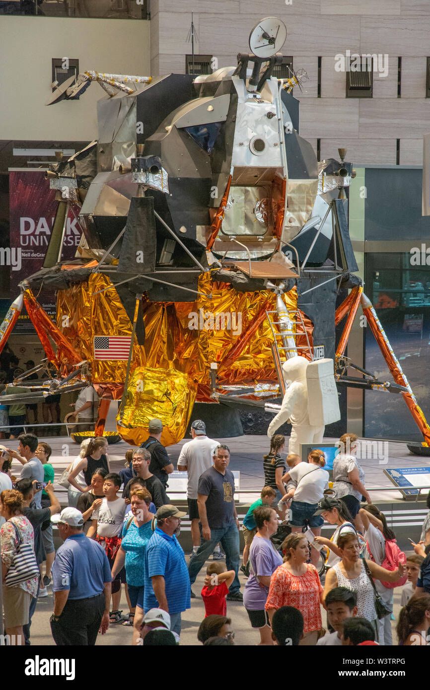 Nahm eine Landefähre (LM) wie dieser Astronauten Neil Armstrong und Buz Aldrin auf der Oberfläche des Mondes am 20. Juli 1969. Des Smithsonian LM ist i Stockfoto