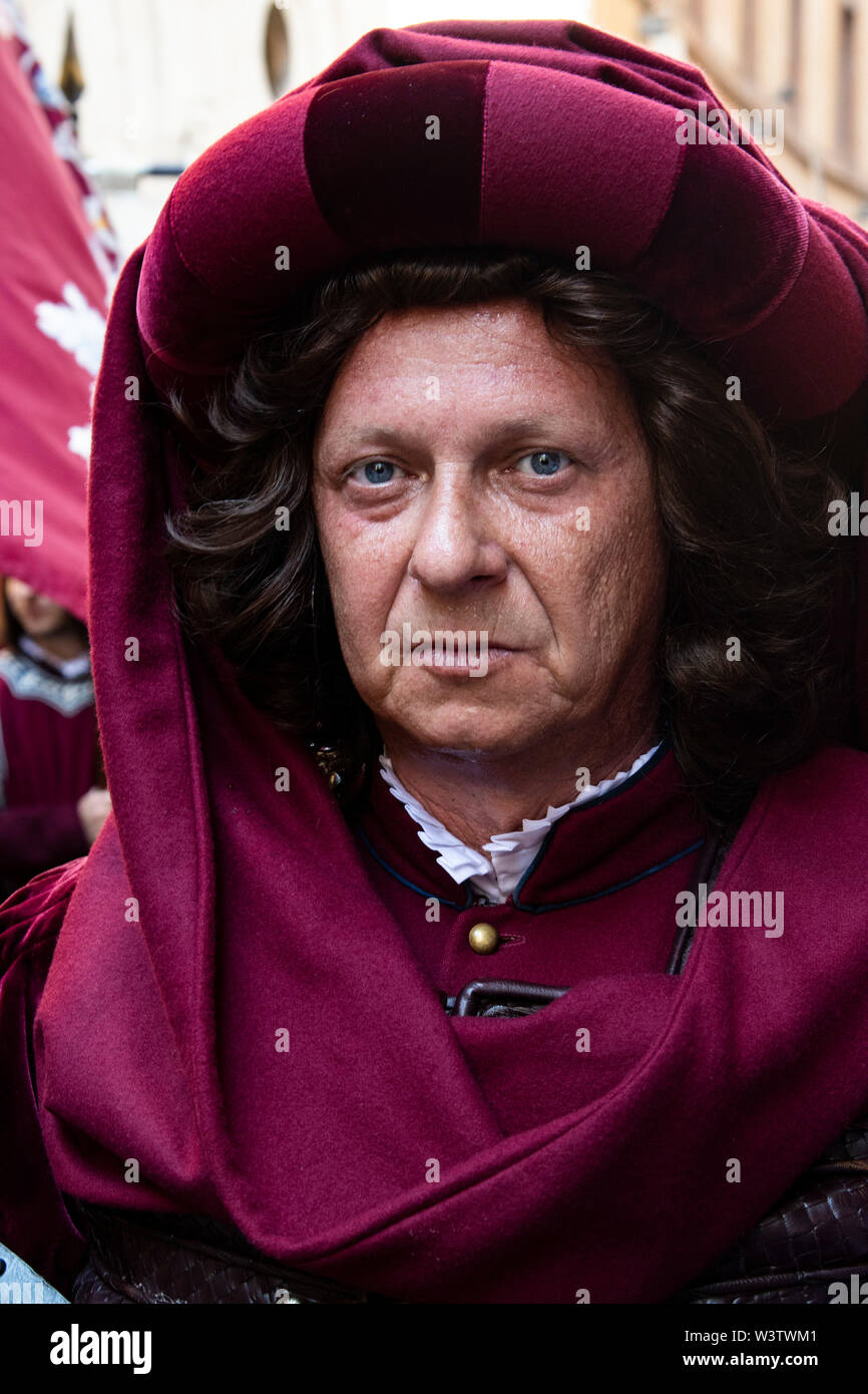 Ein Mann mit einer interessanten und fast komischen Gesicht nimmt an den Palio in Siena, Italien Stockfoto