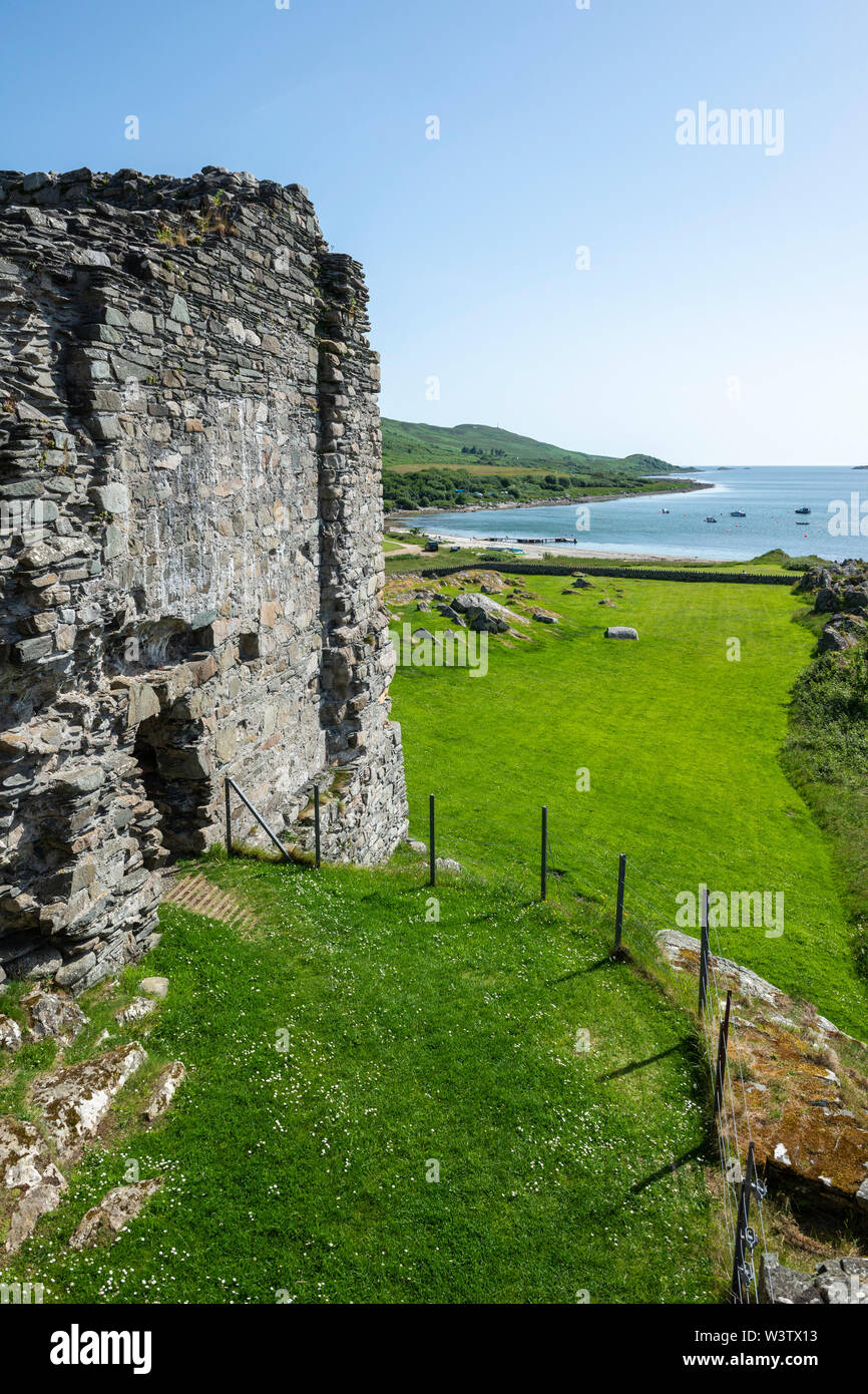 Ruine der Burg Sween, eines der frühesten steinernen Burgen in Schottland, am östlichen Ufer des Loch Sween in Argyle und Bute, Schottland, Großbritannien Stockfoto
