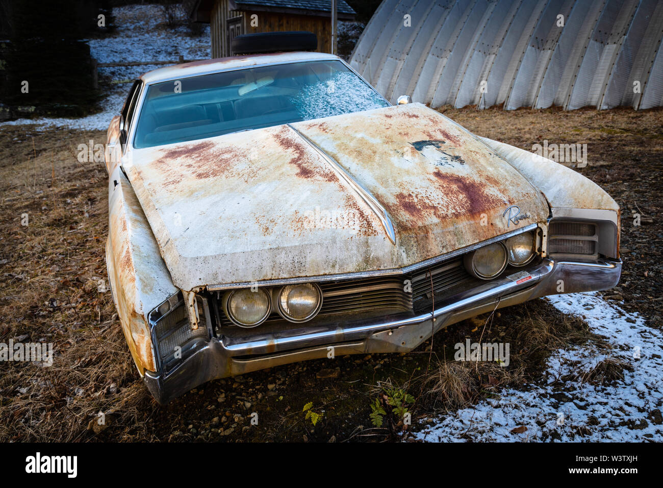 1967 Buick Riviera in einem Feld in der Nähe von Bakersville, Mitchell County North Carolina, USA verlassen. Stockfoto