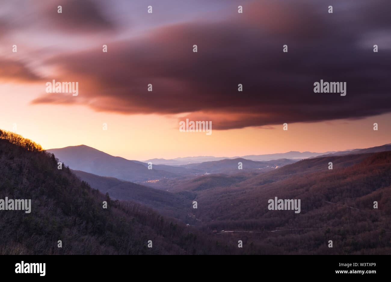 Dämmerung Himmel über North Cove, North Carolina, USA, von den Blue Ridge Parkway gesehen. Auf der linken Seite sind Honeycutt Ridge und Linville Berg. Stockfoto