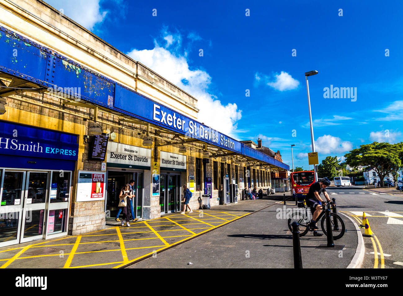 Eingang zum Bahnhof in Exeter St Davids, Großbritannien Stockfoto