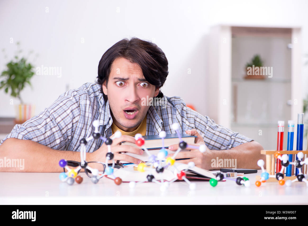 Theyoung student Physiker Vorbereitung auf die Prüfung zu Hause Stockfoto