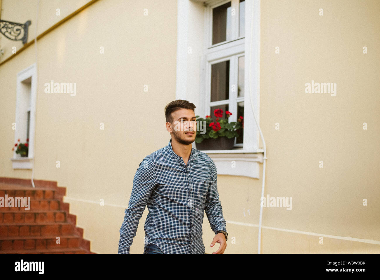 Junge Mann in einem Café sitzen, Kaffee trinken und reden, und auf einem Mobiltelefon Stockfoto