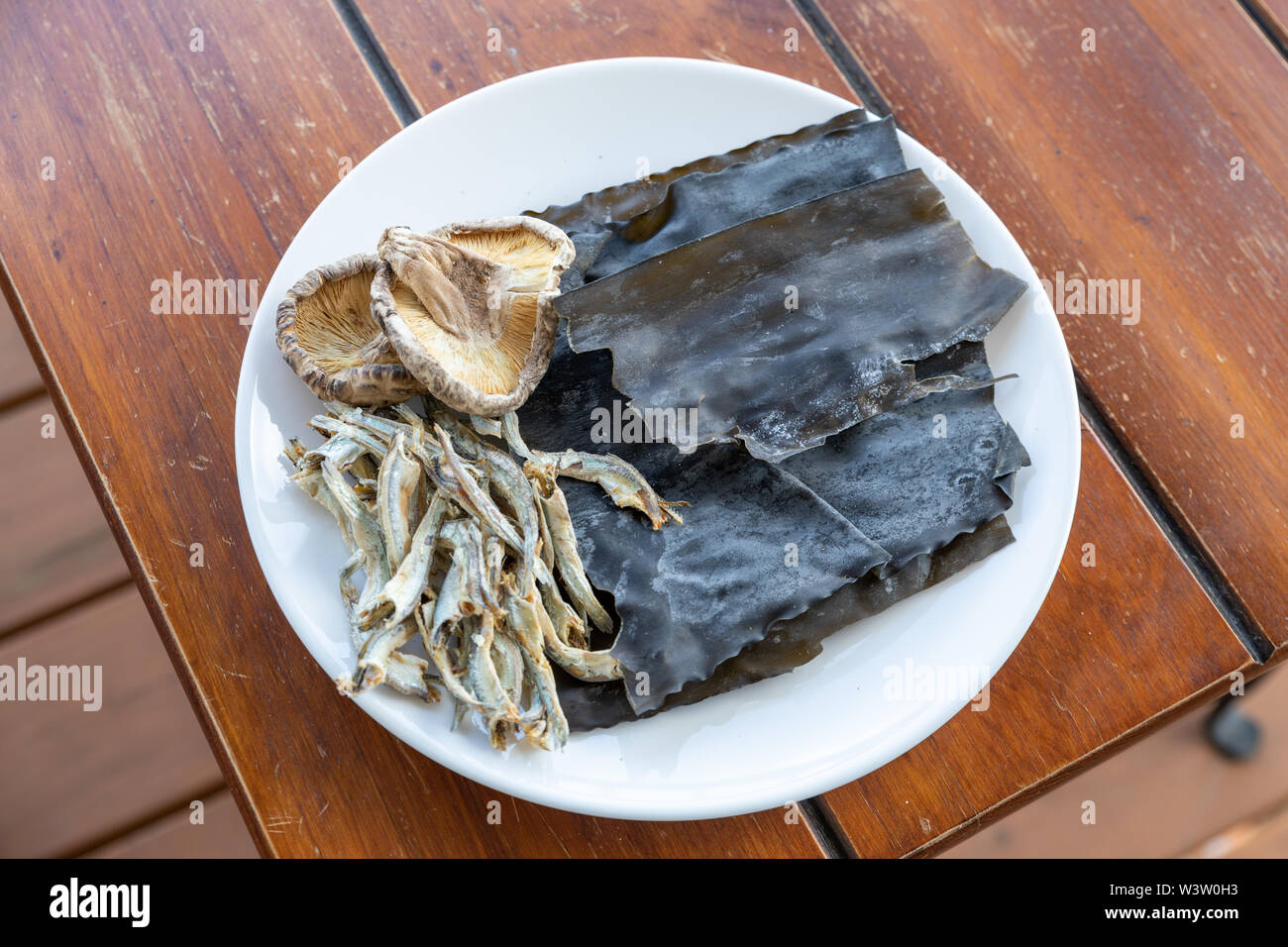 Getrocknete Sardellen, Kelp, Shiitake-pilze. Bestandteil der Brühe Stockfoto