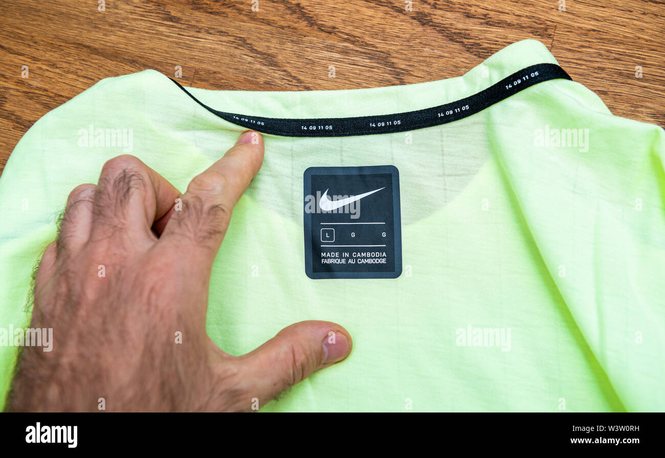 Paris, Frankreich, 13.Juli, 2019: Der Mensch hand POV Auspacken Auspacken  bewundern neueste Sport Kleidung Ausrüstung für die Ausführung hergestellt  byu Nike Sportswear - in Kambodscha gemacht Stockfotografie - Alamy