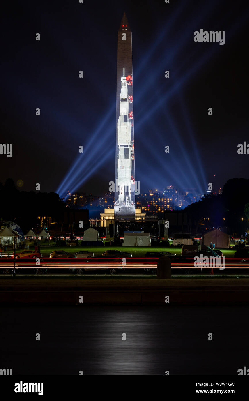 Saturn V Rakete auf das Washington Monument während des Smithsonian Feier des 50. Jahrestages der Apollo 11 Mondlandung in DC projiziert. Stockfoto
