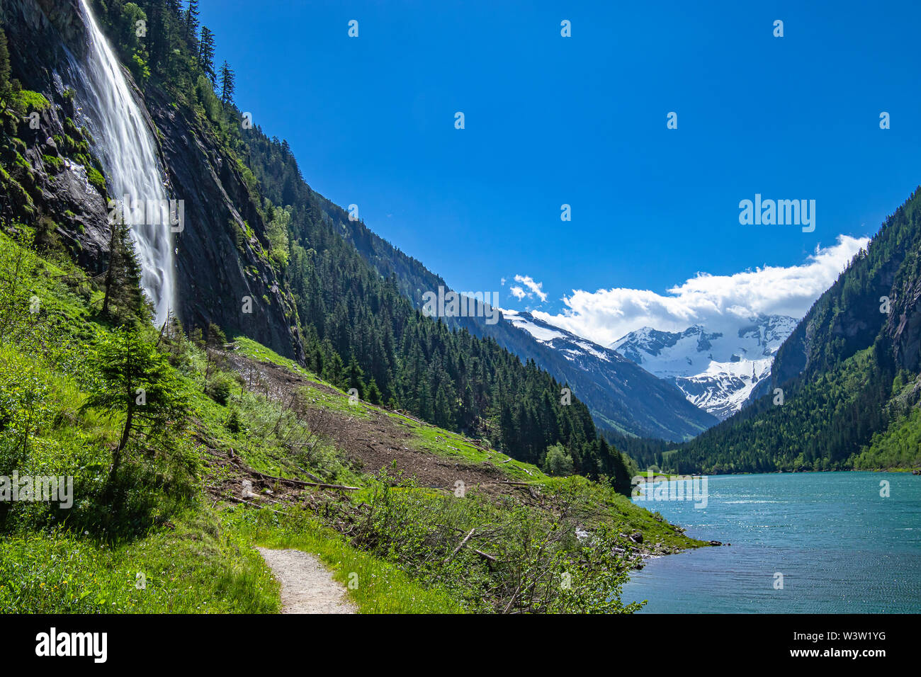 Alpen mit blauen See und Wasserfall. Foto werden an Stillup See, Österreich, Region Tirol Stockfoto