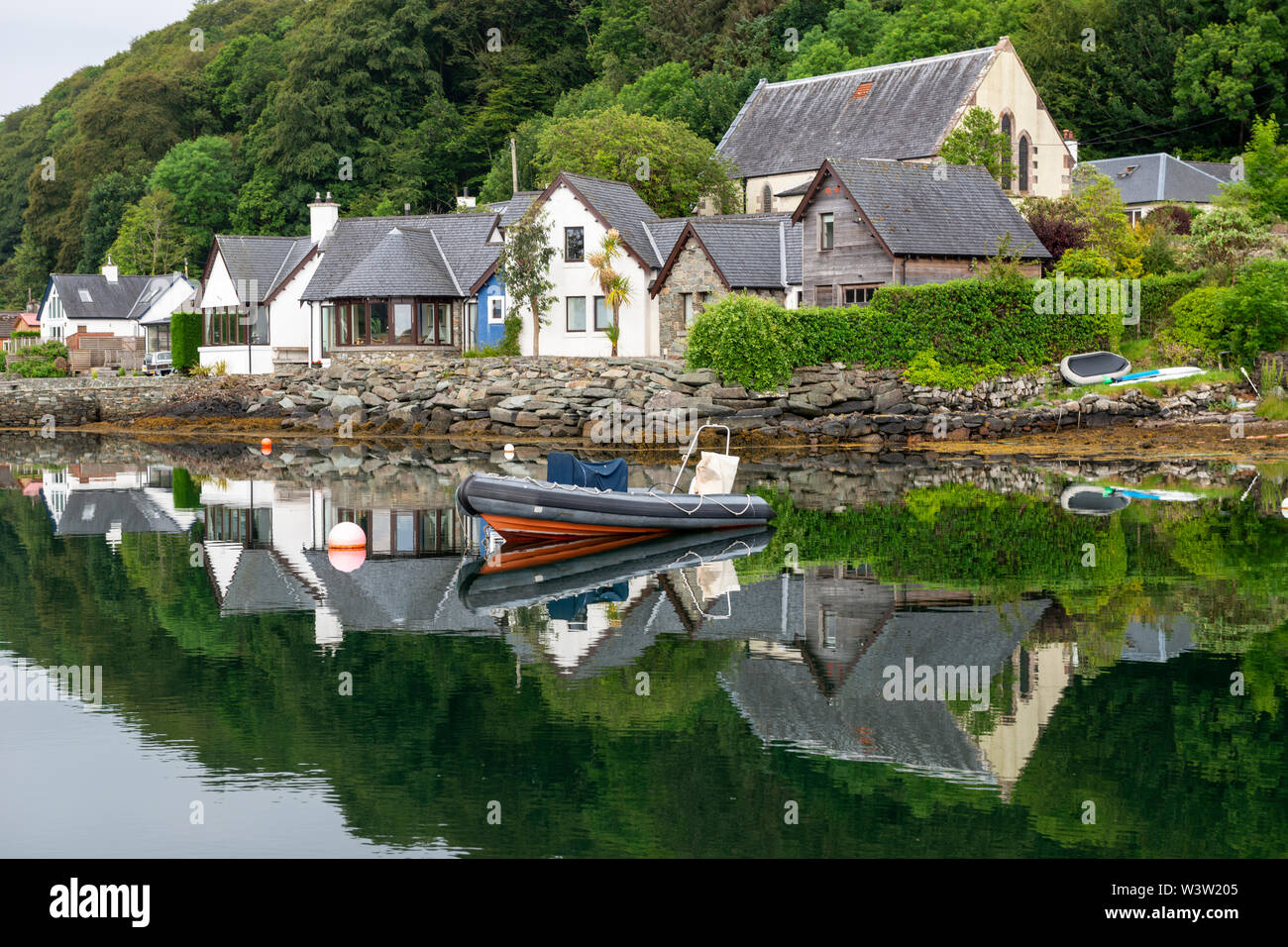 Am frühen Morgen bunte Reflexionen der Boote vor Anker am Loch Sween im malerischen Fischerdorf Tayvallich in Argyle und Bute, Schottland, Großbritannien Stockfoto