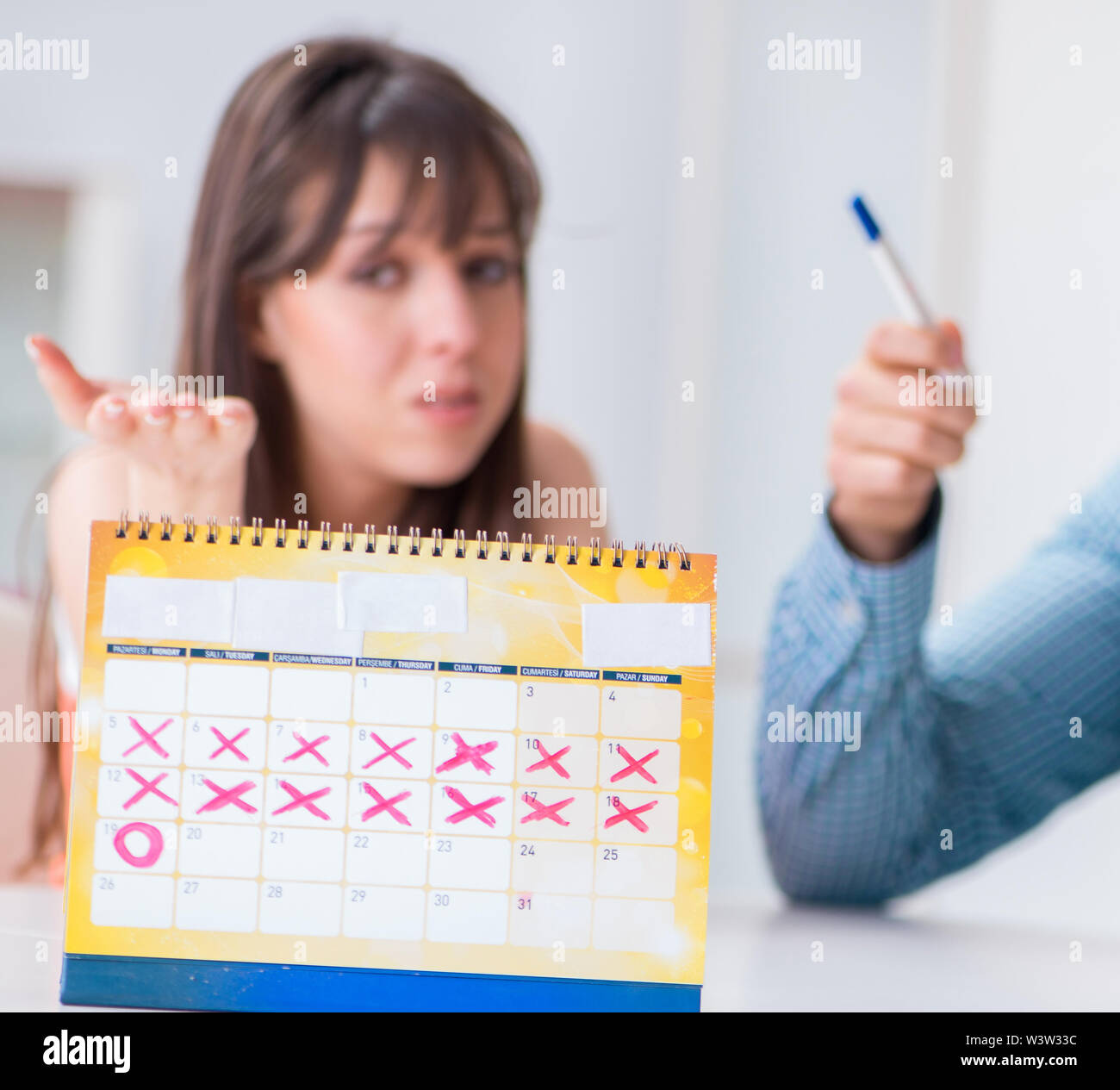 Junge Familie in der Schwangerschaft Planung Konzept mit dem Eisprung Kalender Stockfoto