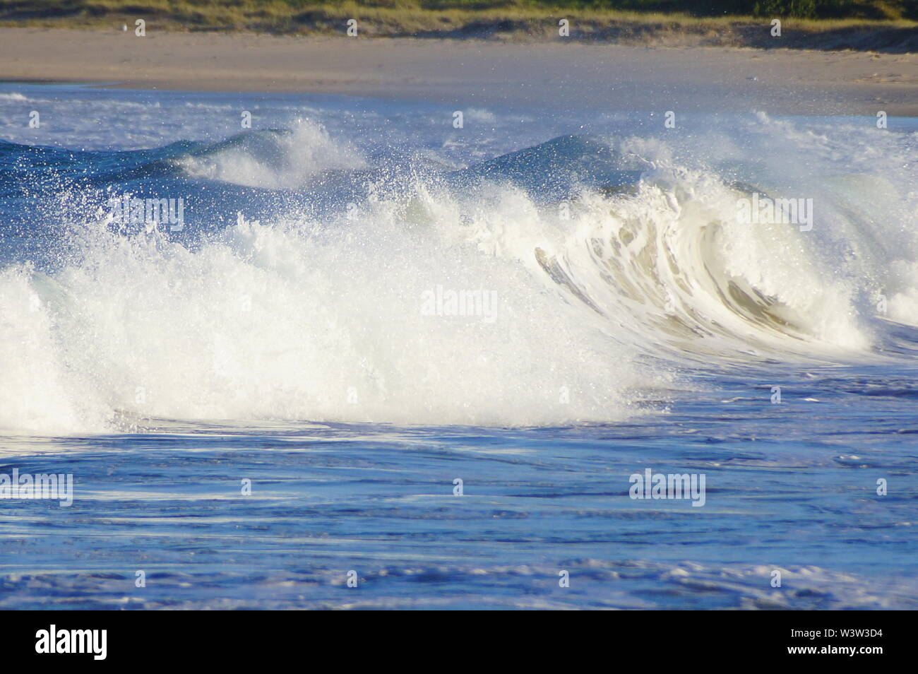 Wellen, die auf einen Strand Stockfoto