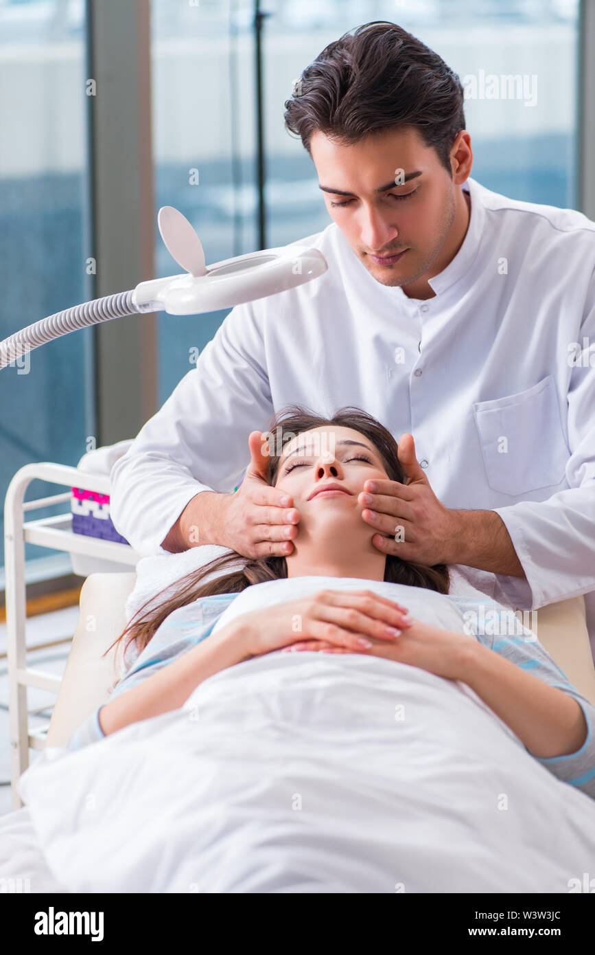 Theyoung Frau besuchen männlicher Arzt cosmetologist Stockfoto