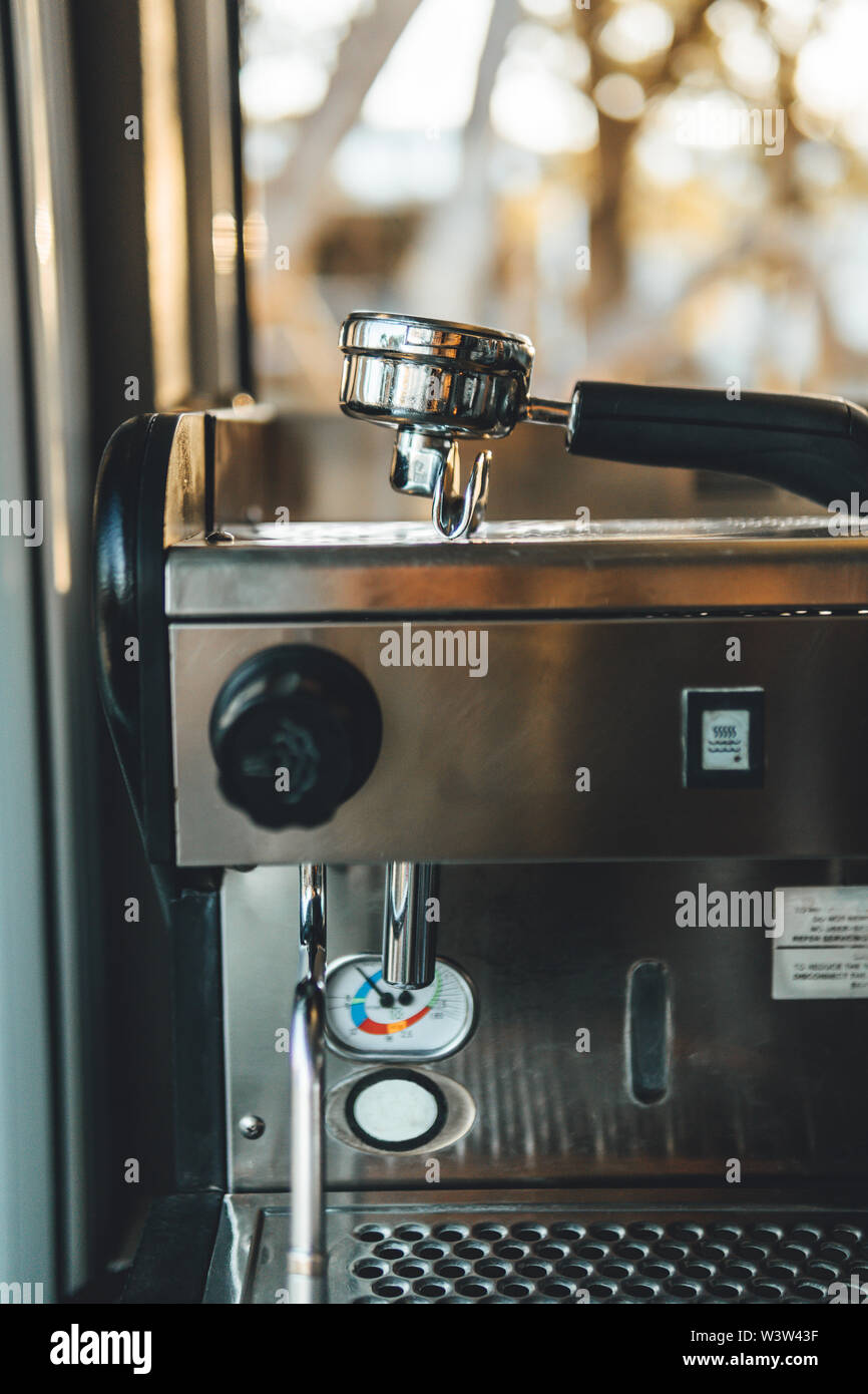 Kommerzielle style Kaffeemaschine auf Granit Bank in home Außenbereich. Stockfoto
