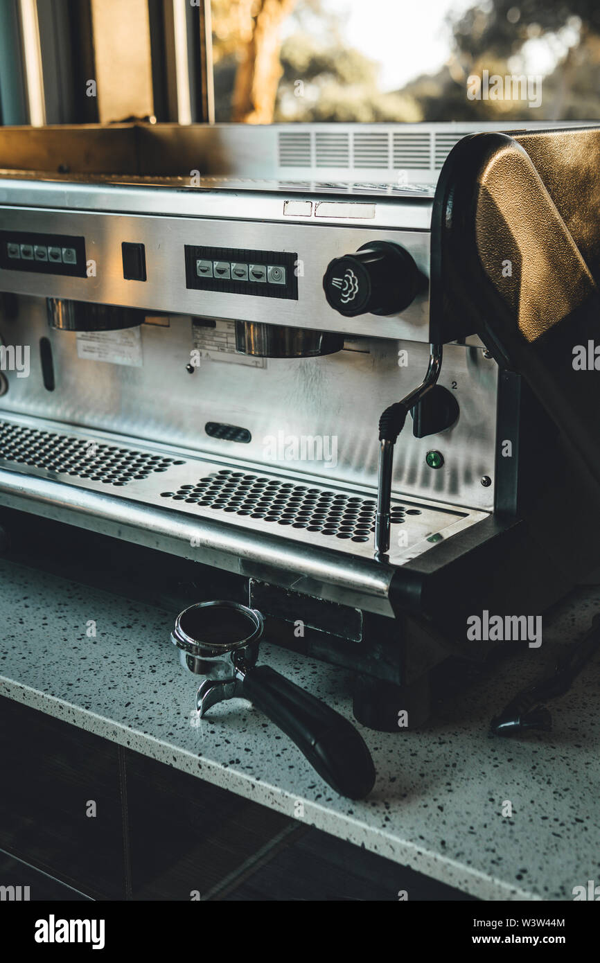 Kommerzielle style Kaffeemaschine auf Granit Bank in home Außenbereich. Stockfoto
