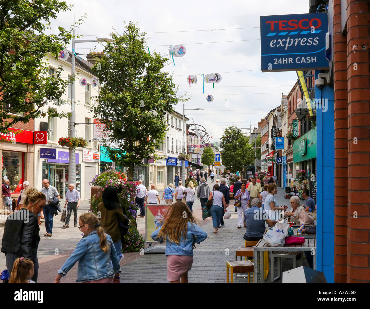 Personen und Familien Einkaufen in der Stadt Lisburn an einem sommerlichen Nachmittag an der Bow Street Fußgängerzone. Stockfoto