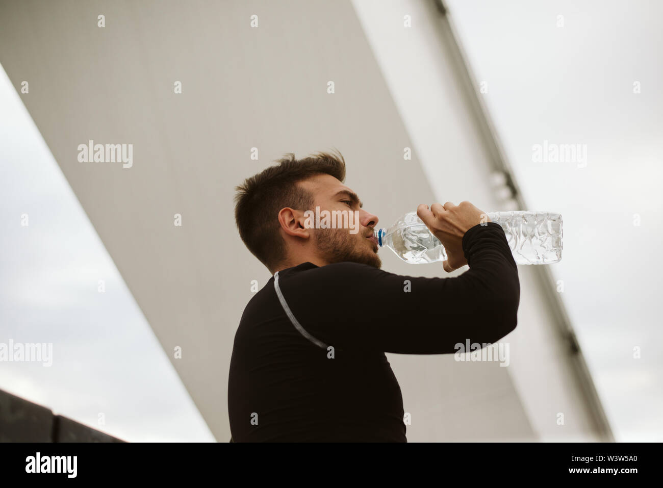 Athletischer Mann tun, ausüben. Stockfoto