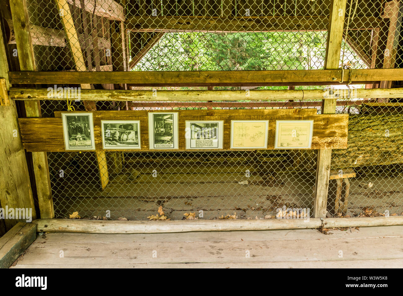 Historisches Bauernhaus mit Bildern von alten landwirtschaftlichen Maschinen Stockfoto