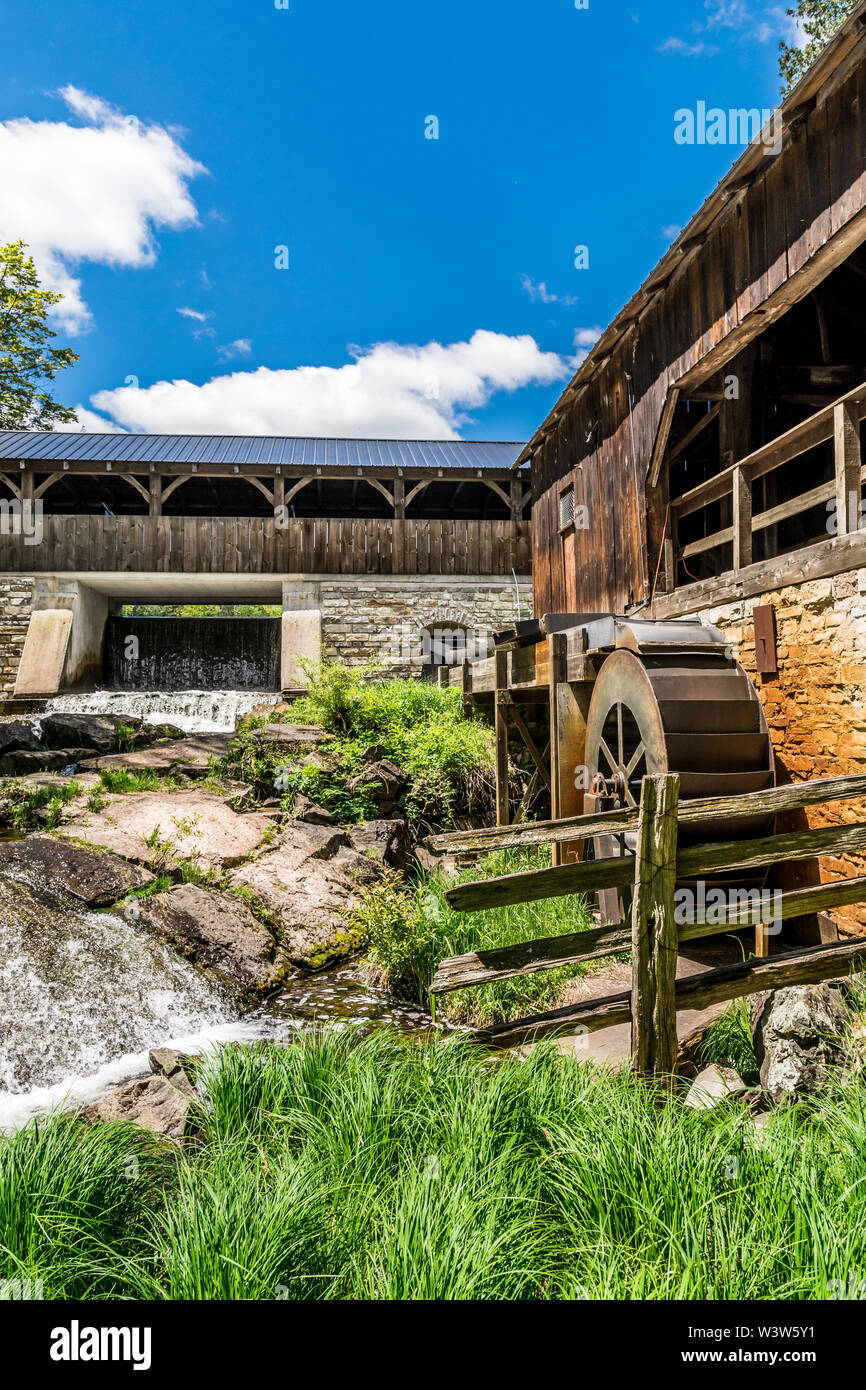 Historische alte Sägemühle mit Wasserrad und Wasserfällen Stockfoto