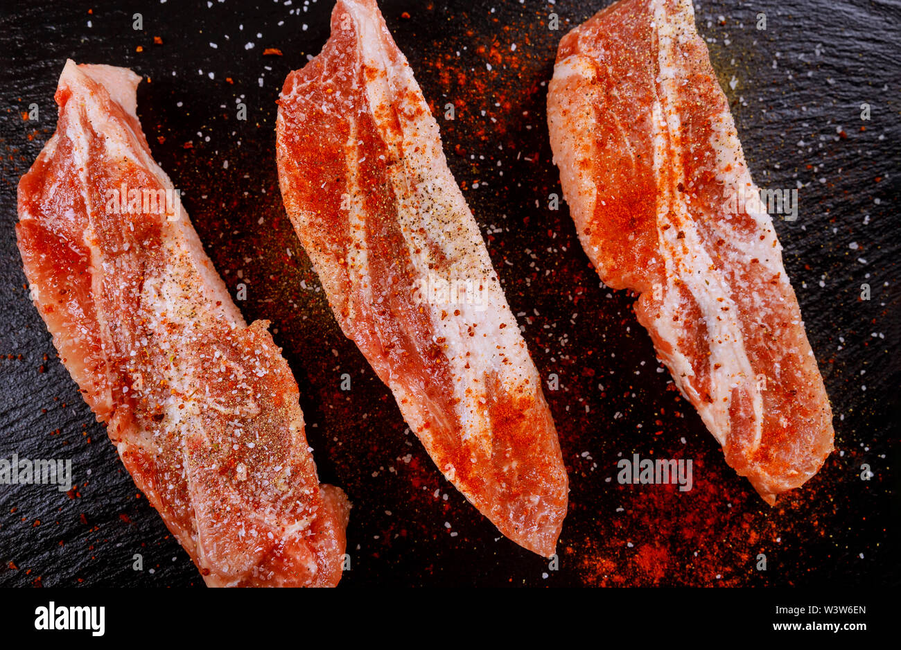 Schweinefleisch ohne Knochen Koteletts gewürzt mit getrockneten Tomaten, rote Paprika Stockfoto