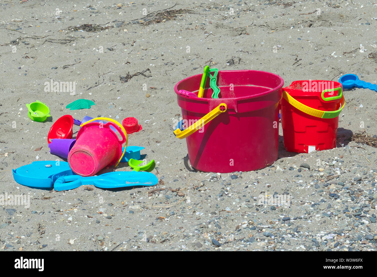 Kinder bunte Plastik Eimer am Strand. Crescent Beach, B.C., Kanada Stockfoto