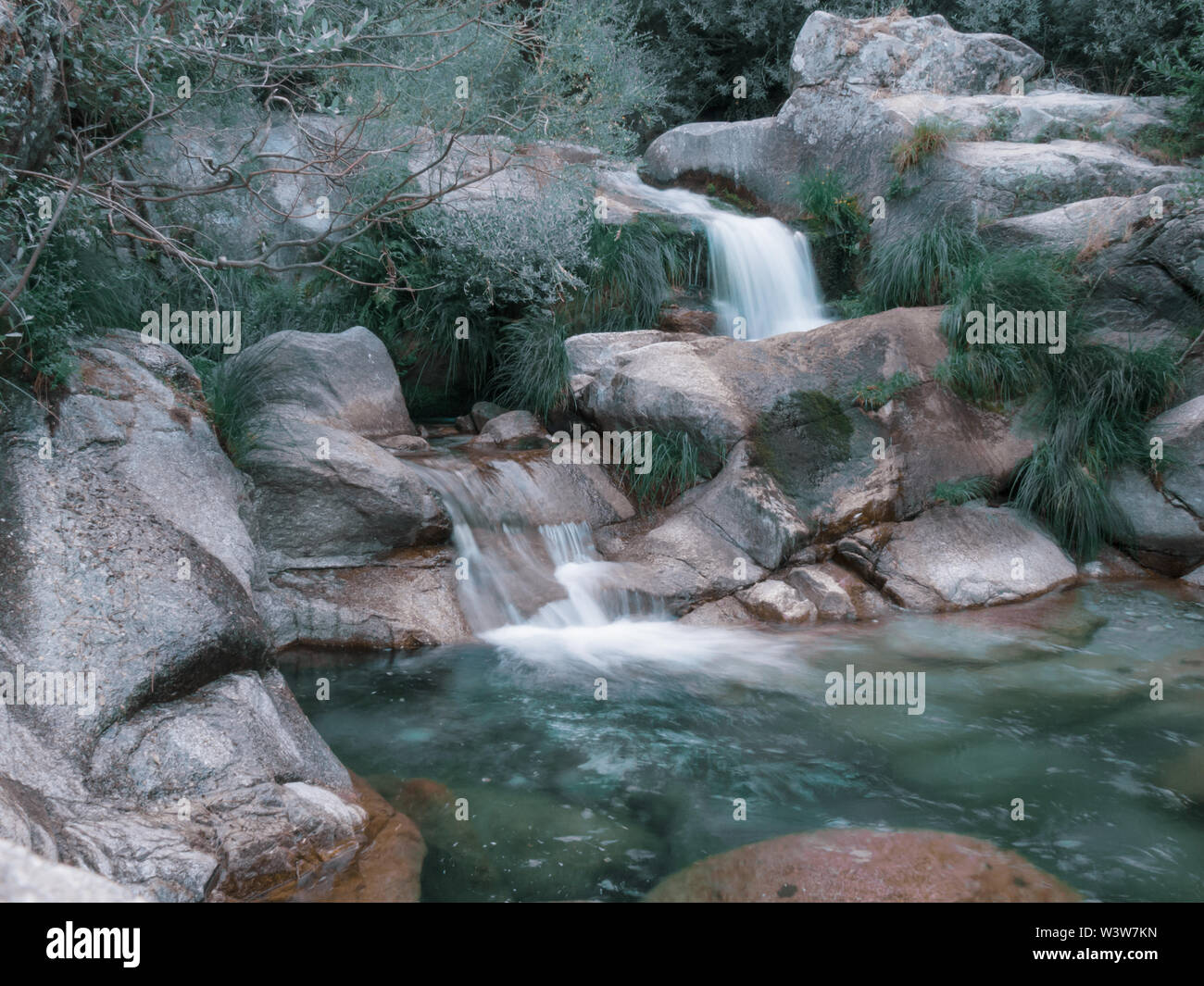 Wasserfall von kristallklarem Wasser in einem Berg River. Winter scene, Fotografie in der blauen Stunde Stockfoto