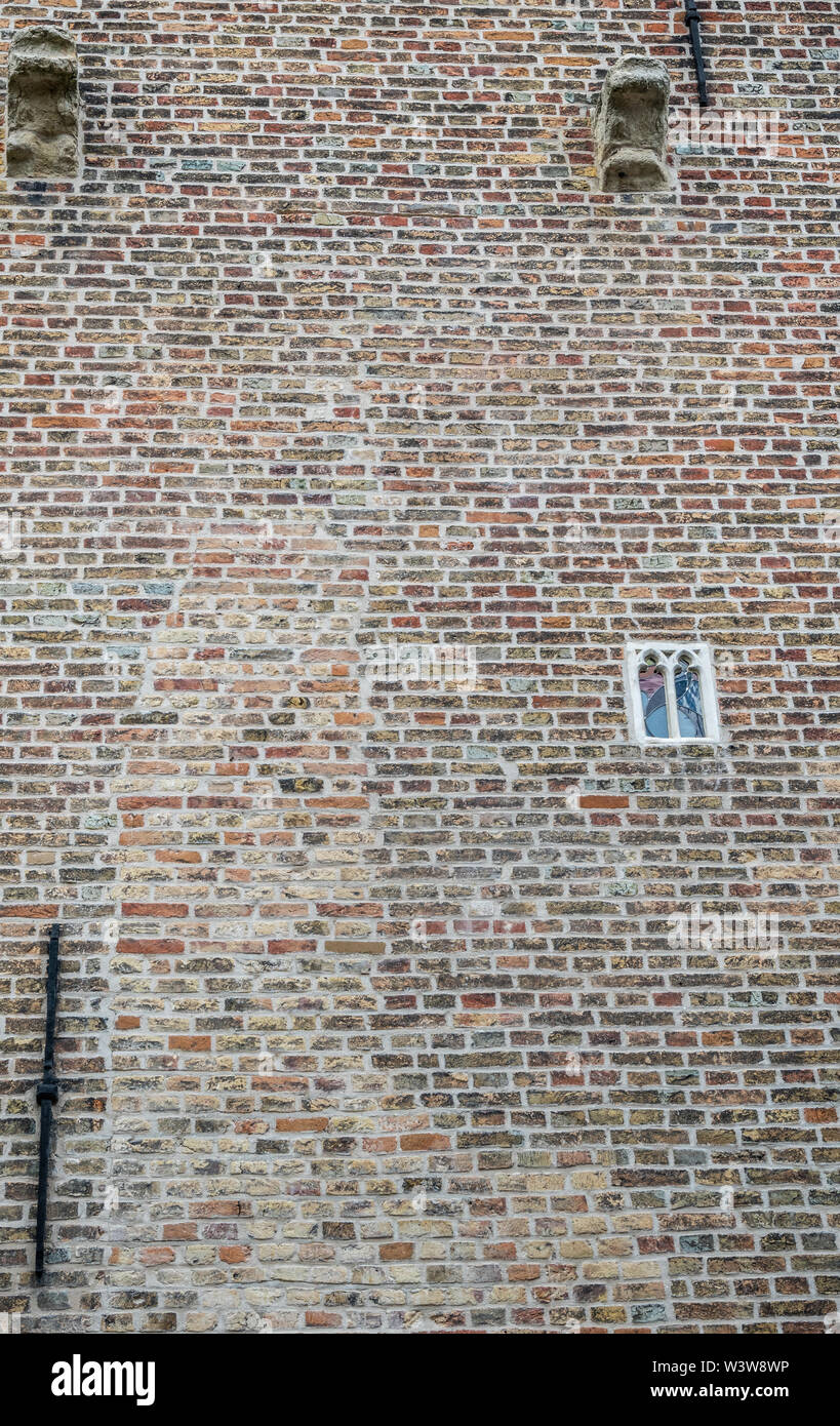Brügge, Flandern, Belgien - 17. Juni 2019: Kleinste Fenster Europas ist in braun-graue Mauer von Gruuthuse schloss. Stockfoto
