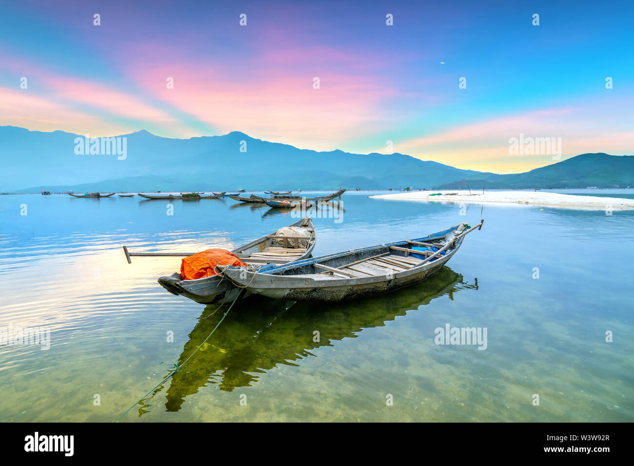 Angeln Wharf in Runde eine Lagune, Hue, Vietnam. Dies ist ein lebendes Transportmittel der überfluteten Gebiet im Zentrum von Vietnam Stockfoto