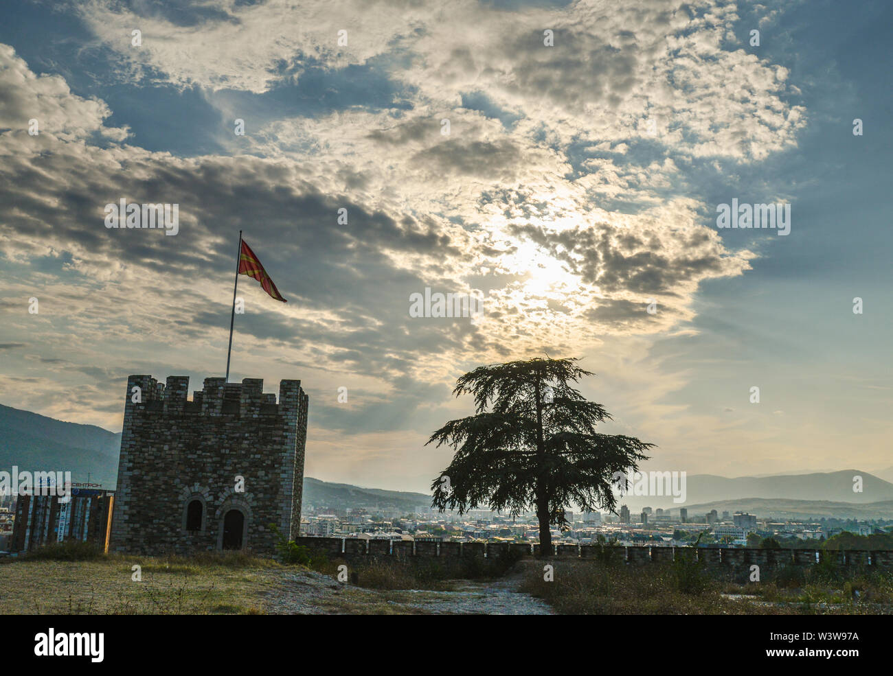 Vor der Silhouette Sonnenuntergang. Die Festung, bekannt als Kale, in Centar Gemeinde entfernt und auf dem höchsten Punkt in der Stadt mit Blick auf Stockfoto
