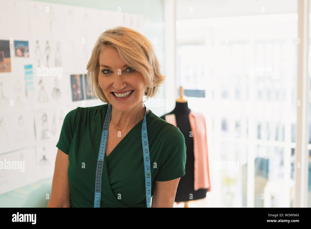 Gerne weibliche Mode Designer in Design Studio Stockfoto