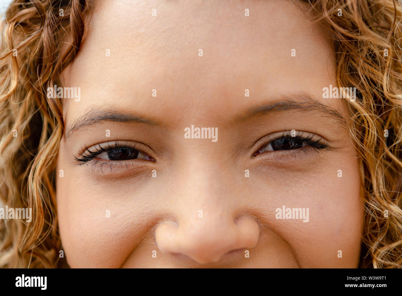 Happy Mixed-race Frau an der Kamera auf der Suche Stockfoto