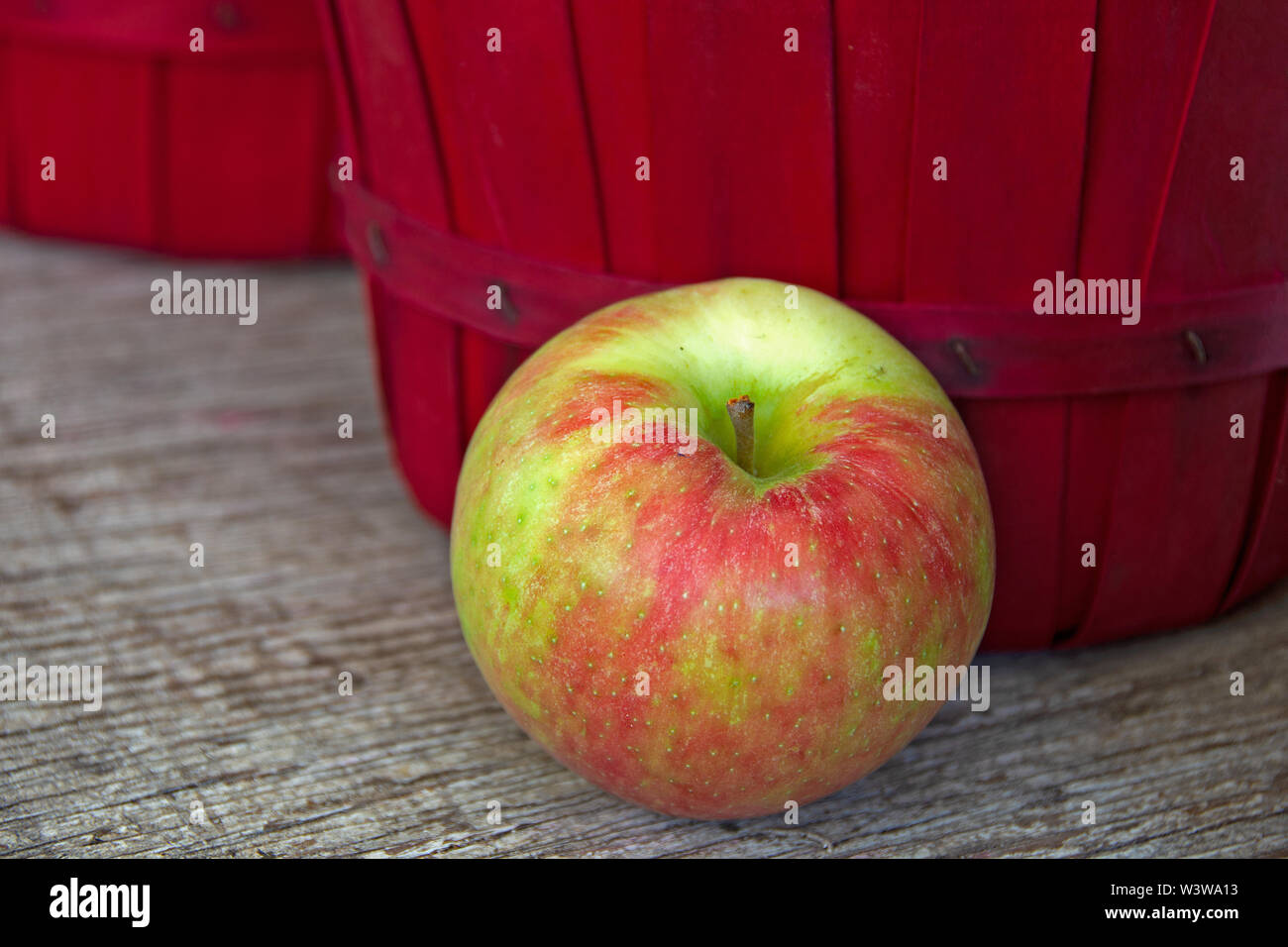 Nahaufnahme der reifer Apfel durch rote Scheffel Stockfoto