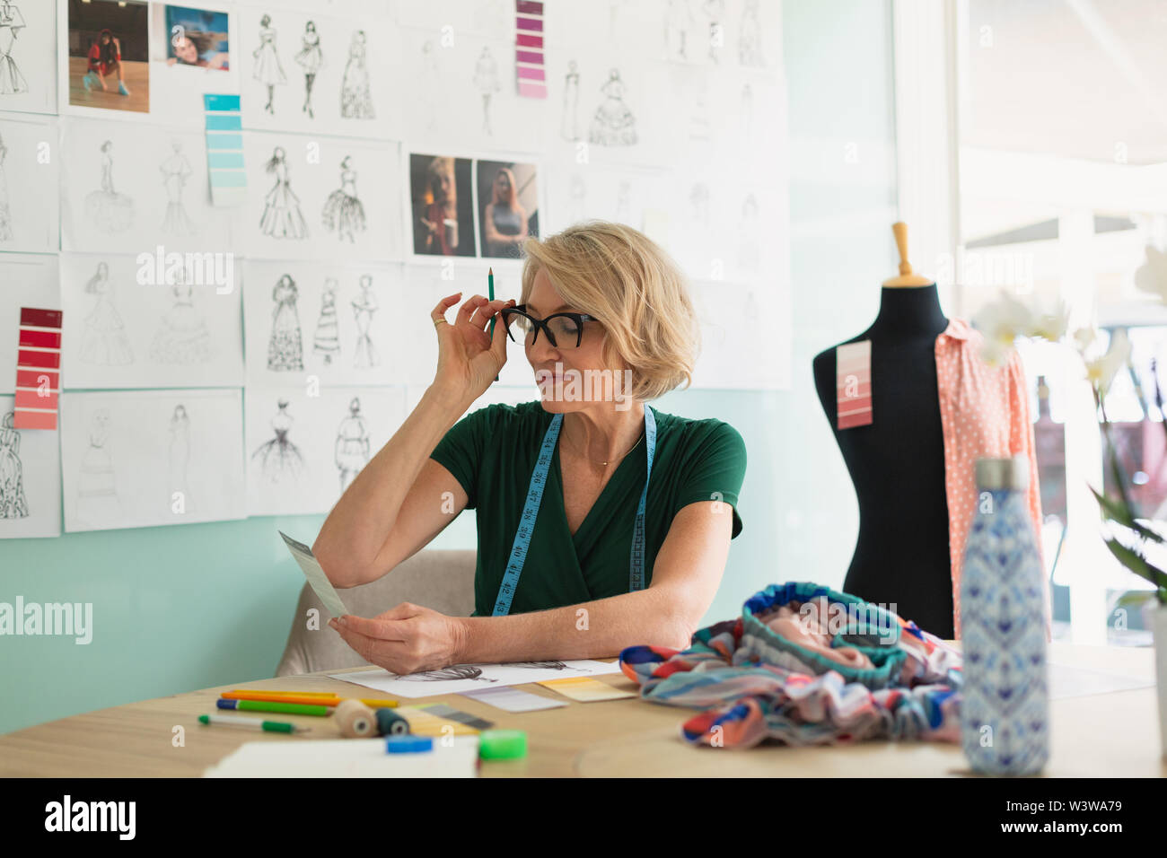 Weibliche Mode Designer Kontrolle Farbton auf einem Tisch Stockfoto
