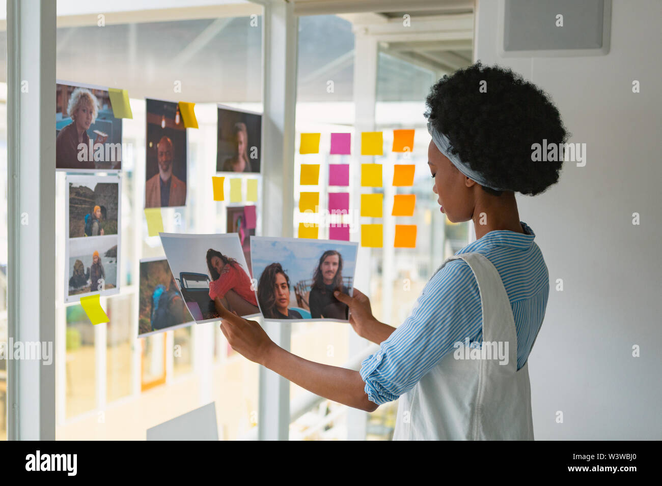 Weibliche Graphic Designer prüfen Fotos im Büro Stockfoto