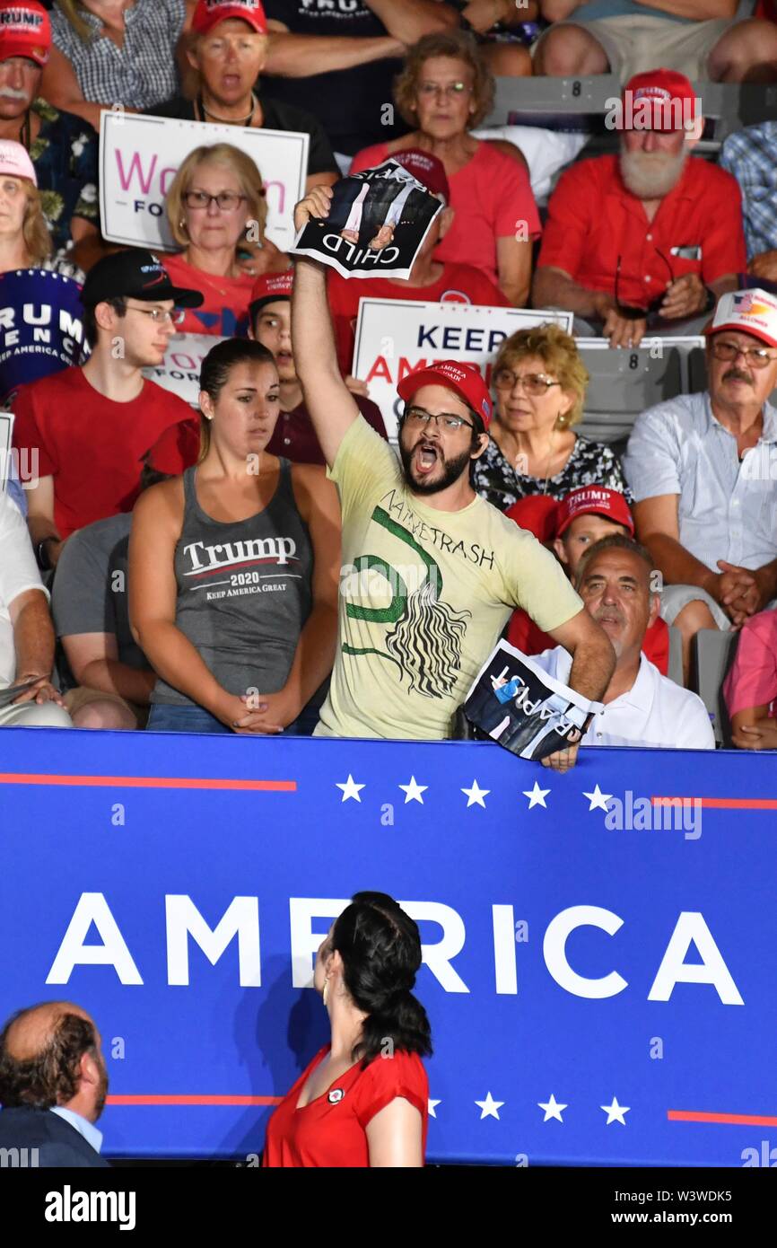 Greenville, USA. 17. Juli, 2019. Ein unbekannter Demonstrant unterbricht eine Kundgebung von US-Präsident Donald Trump im Williams Arena an der East Carolina University Campus Juli 17, 2019 in Greenville, North Carolina. Credit: Planetpix/Alamy leben Nachrichten Stockfoto