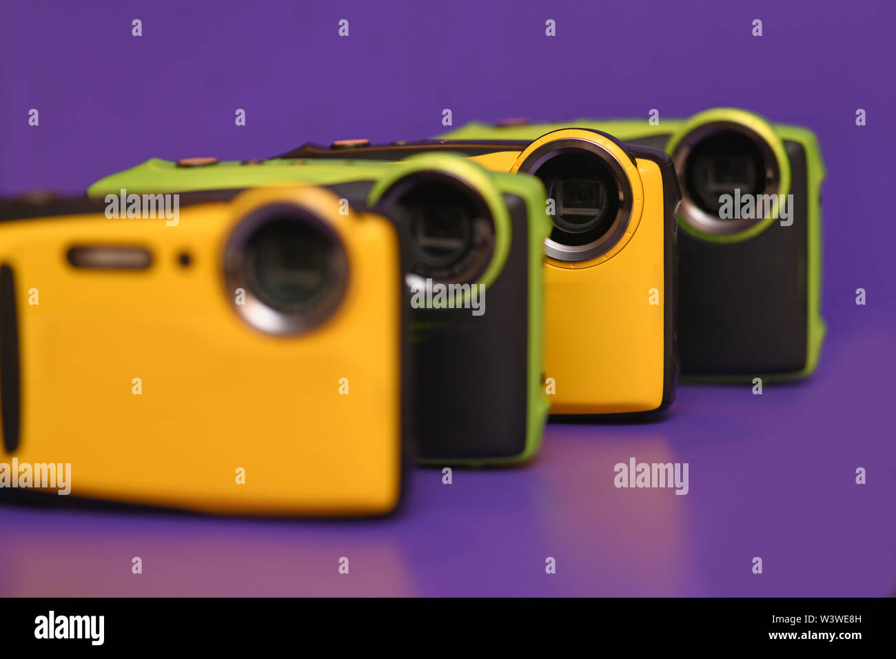 Eine Aufstellung der neuen coplourful Gelbe und grüne Wasserdichte Kameras Stockfoto